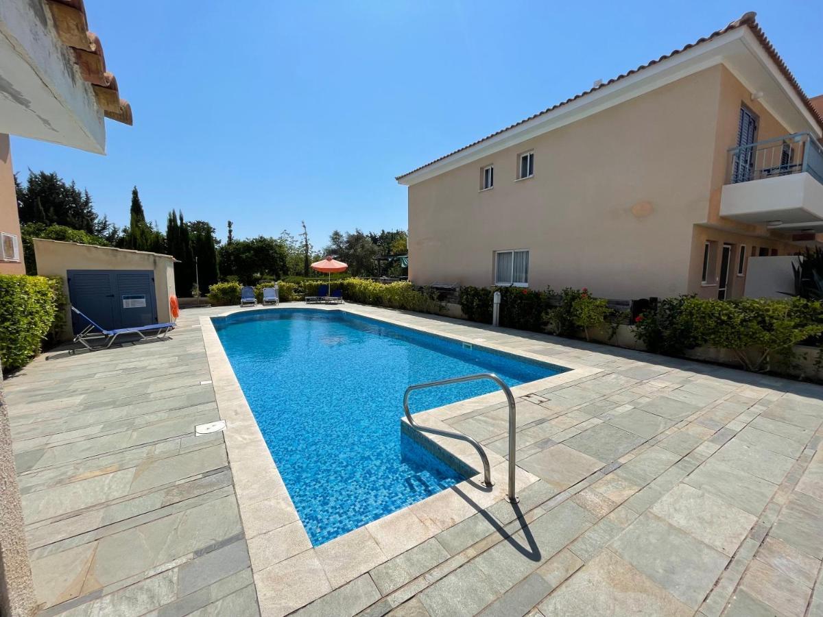 Iris Village Grand Apartment Paphos Eksteriør bilde