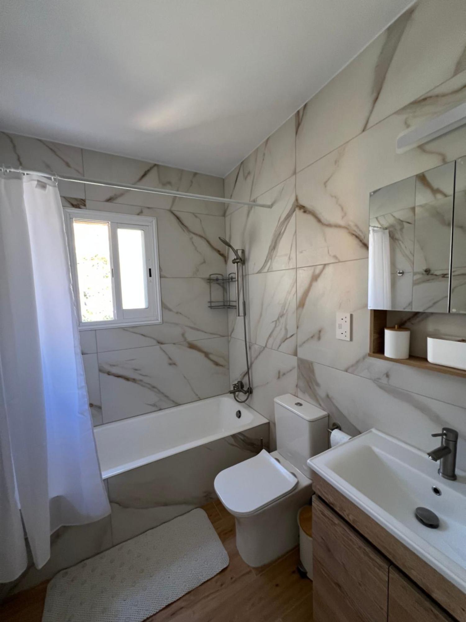 Iris Village Grand Apartment Paphos Eksteriør bilde